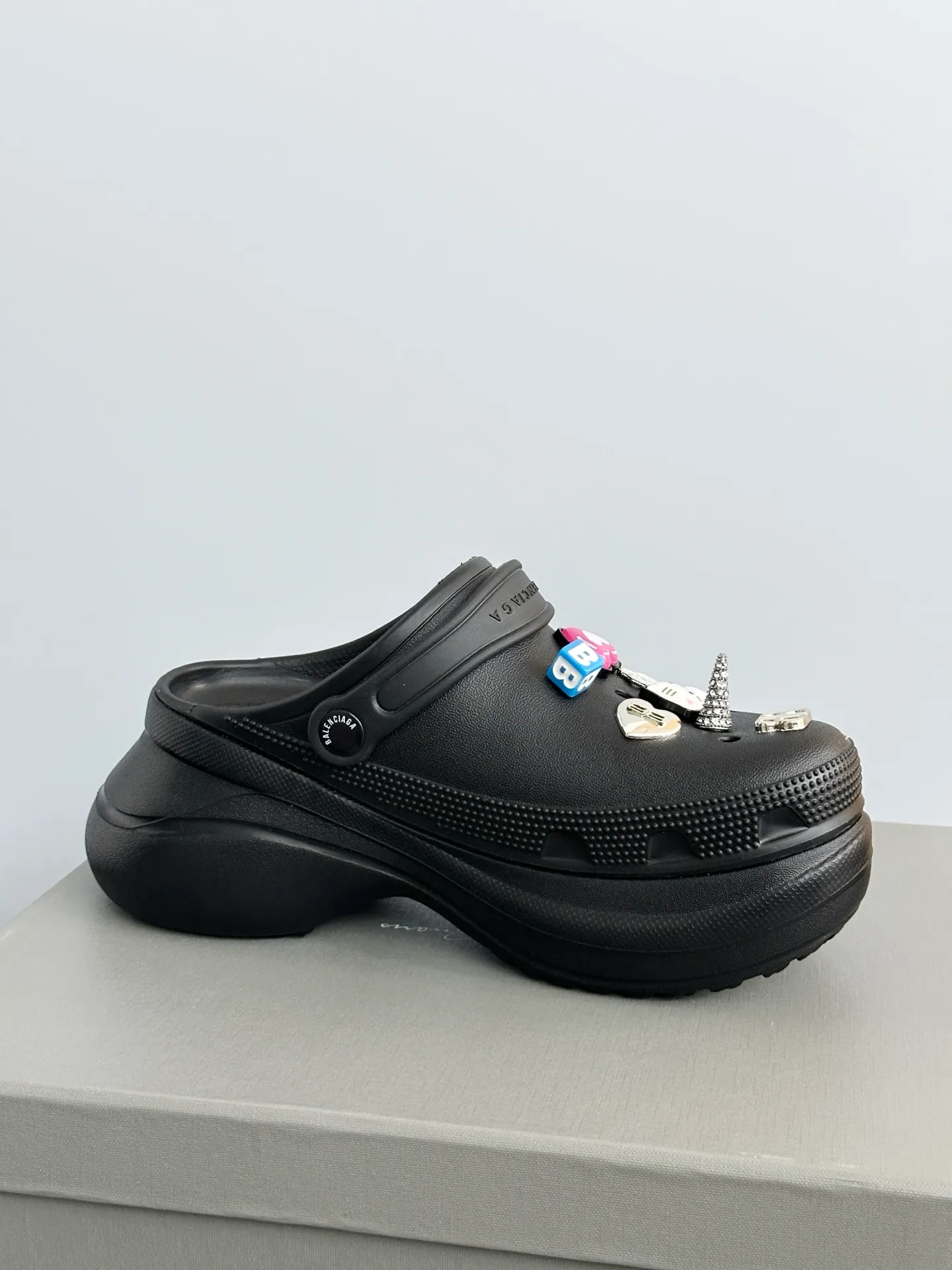 👟👟Ex-factory price 520👟👟 𝗕𝗮𝗹𝗲𝗻𝗰𝗶𝗮𝗴𝗮Heightening Crocs for Couples Original model opening. Original factory data. Men’s and women’s models with different graphics and pattern designs. DIY accessories with matching versions. 6cm heightening modo integrated shoe body structure. Lightweight material with high degree of detail restoration. Code number: 35-41 (40.41 non-refundable) Original packaging
